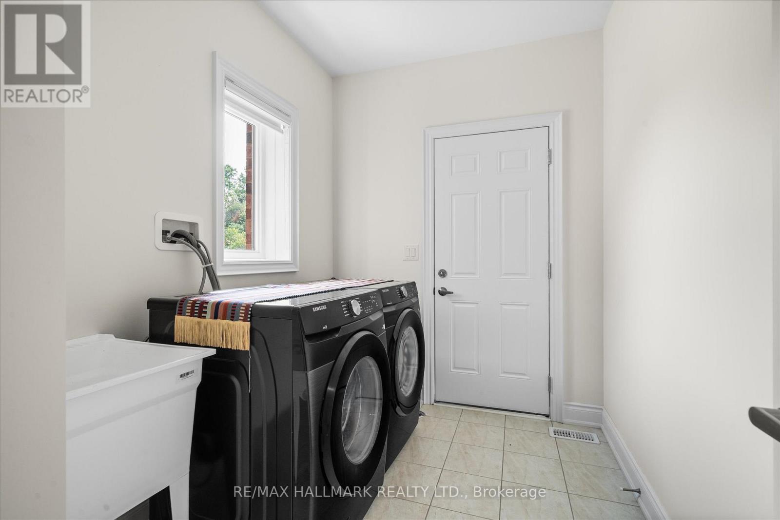94 Ruby Ridge, Oro-Medonte, ON - Indoor Photo Showing Laundry Room