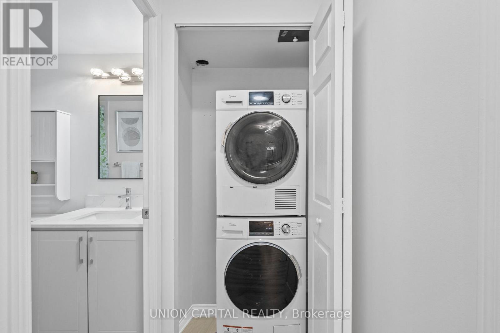 Lph17 - 39 Pemberton Avenue, Toronto, ON - Indoor Photo Showing Laundry Room