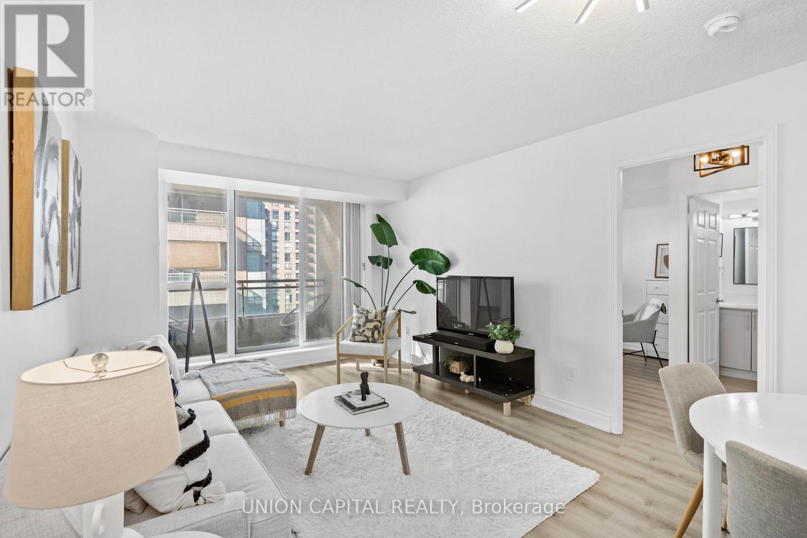 Lph17 - 39 Pemberton Avenue, Toronto, ON - Indoor Photo Showing Living Room