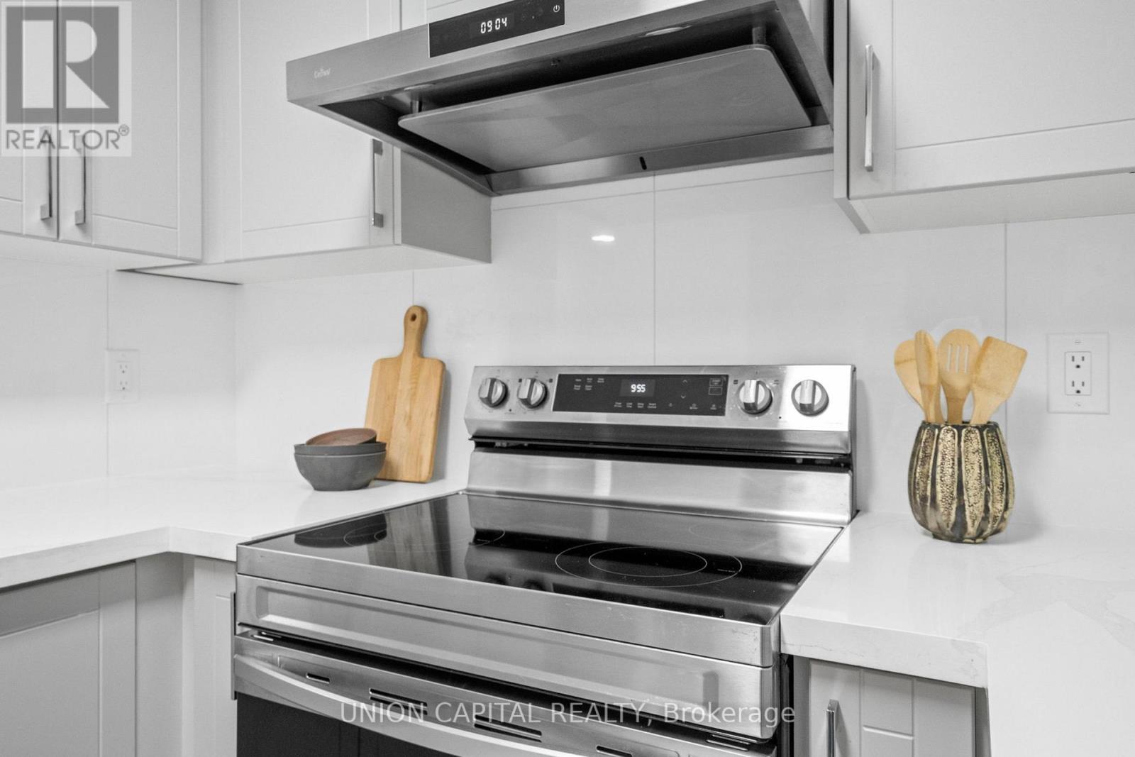 Lph17 - 39 Pemberton Avenue, Toronto, ON - Indoor Photo Showing Kitchen