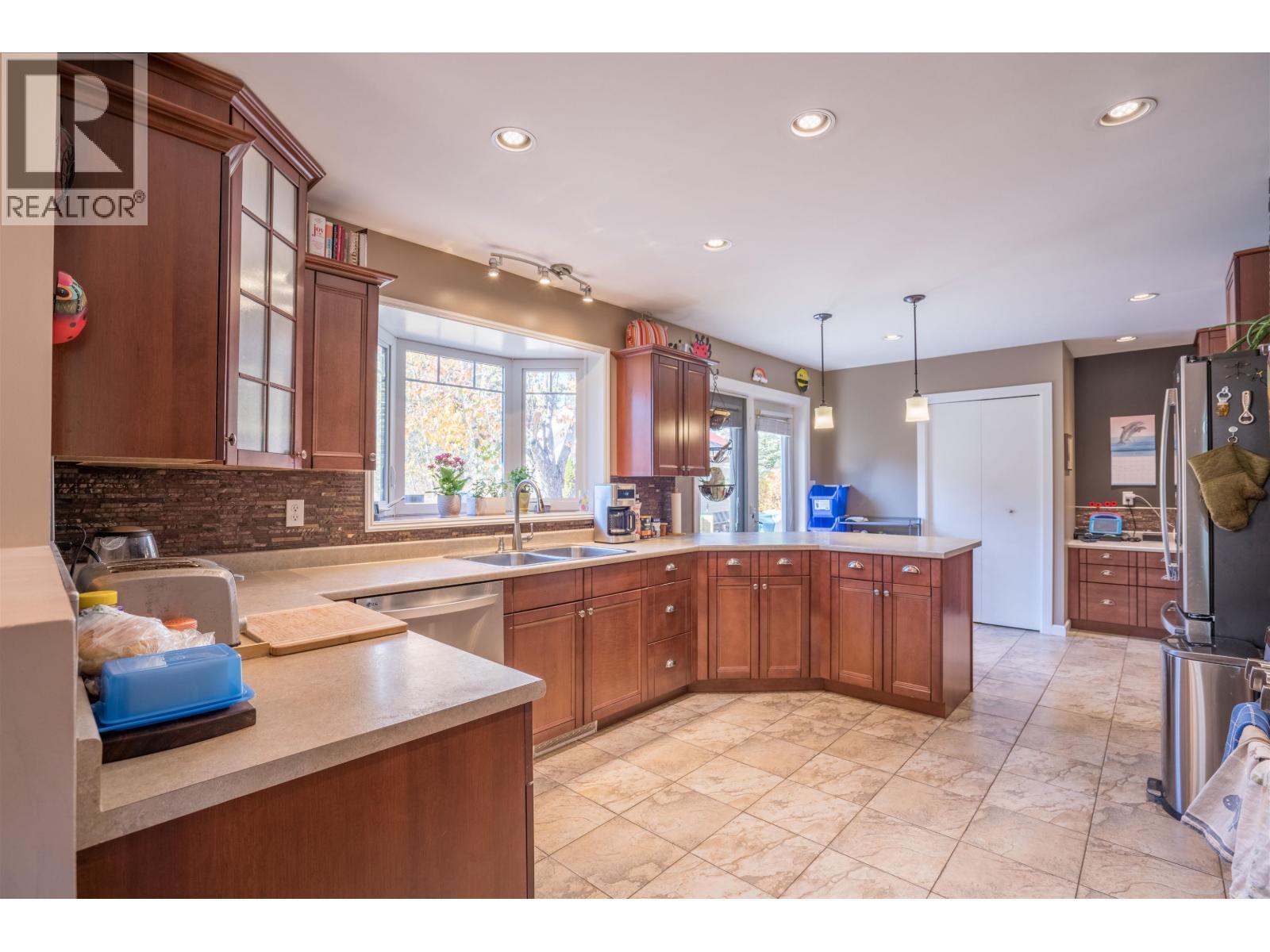 7125 Valleyview Drive, Prince George, BC - Indoor Photo Showing Kitchen With Double Sink
