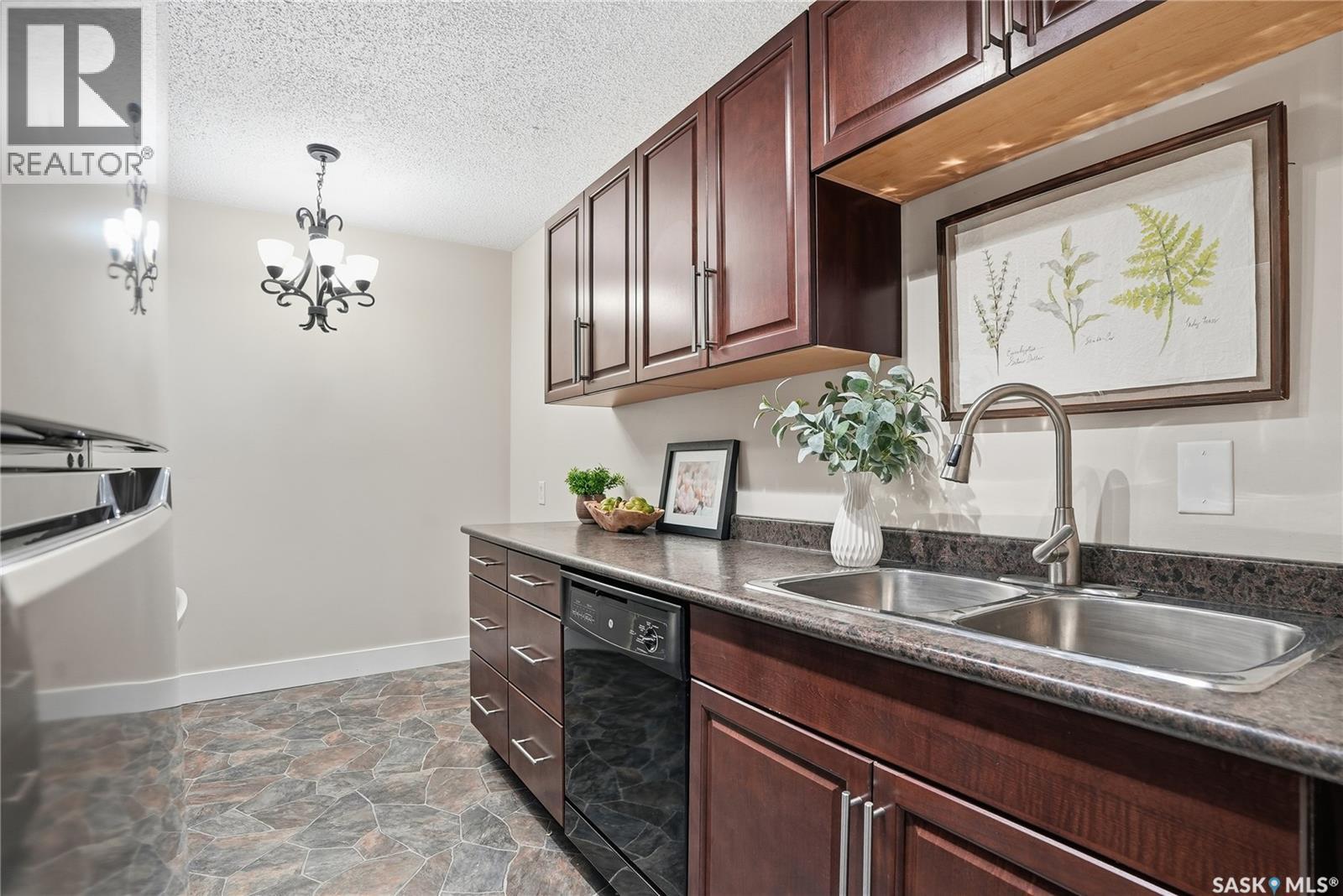 15 274 Pinehouse Drive, Saskatoon, SK - Indoor Photo Showing Kitchen With Double Sink