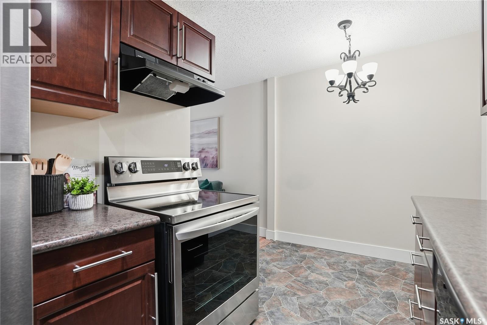 15 274 Pinehouse Drive, Saskatoon, SK - Indoor Photo Showing Kitchen
