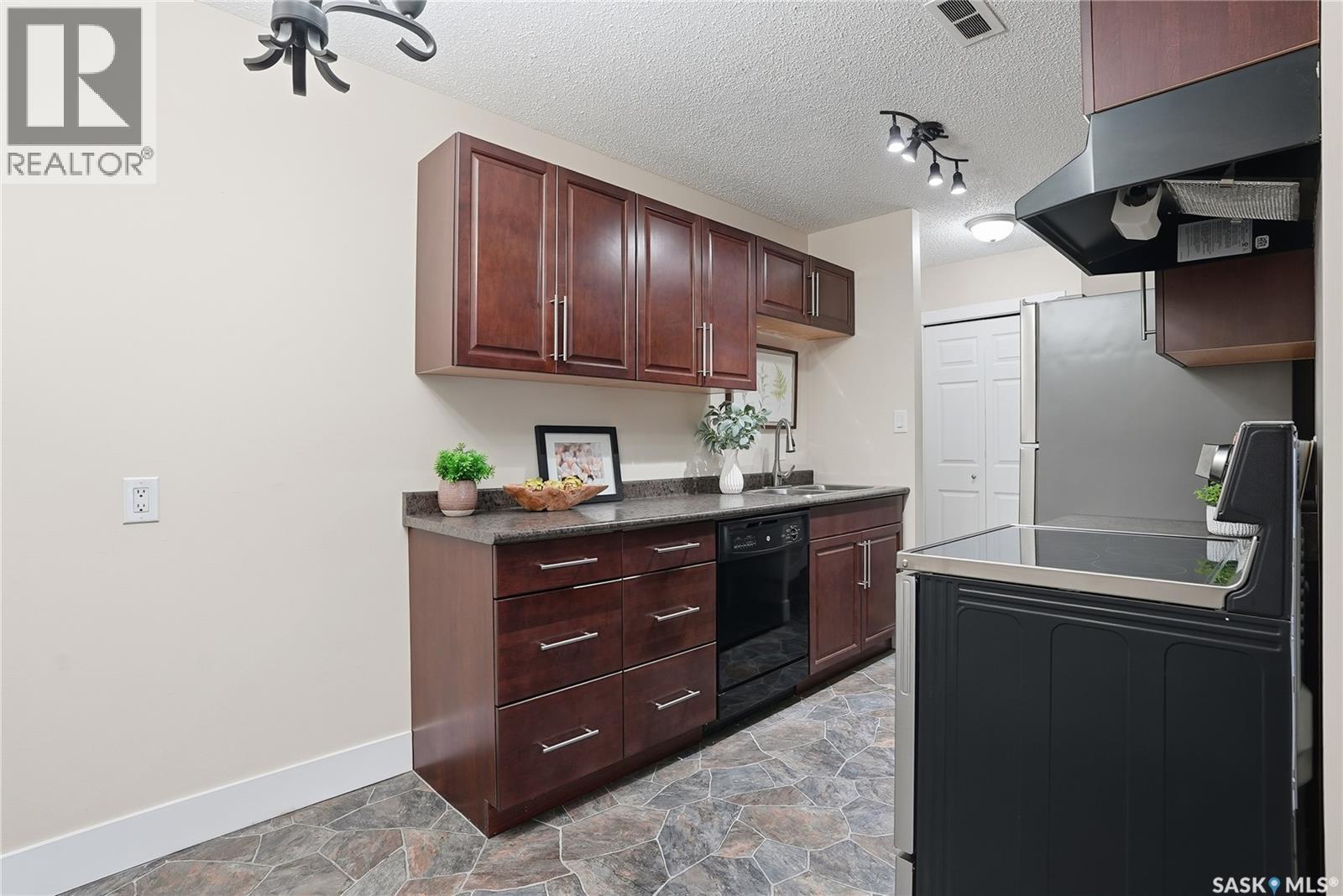 15 274 Pinehouse Drive, Saskatoon, SK - Indoor Photo Showing Kitchen