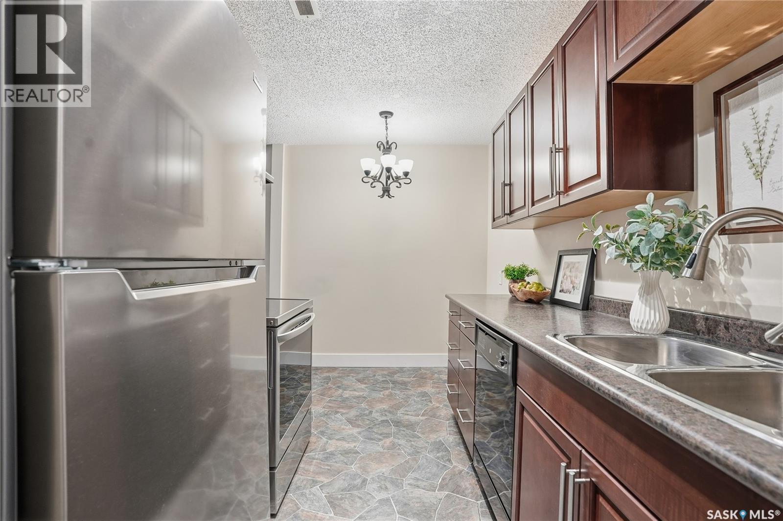 15 274 Pinehouse Drive, Saskatoon, SK - Indoor Photo Showing Kitchen With Double Sink