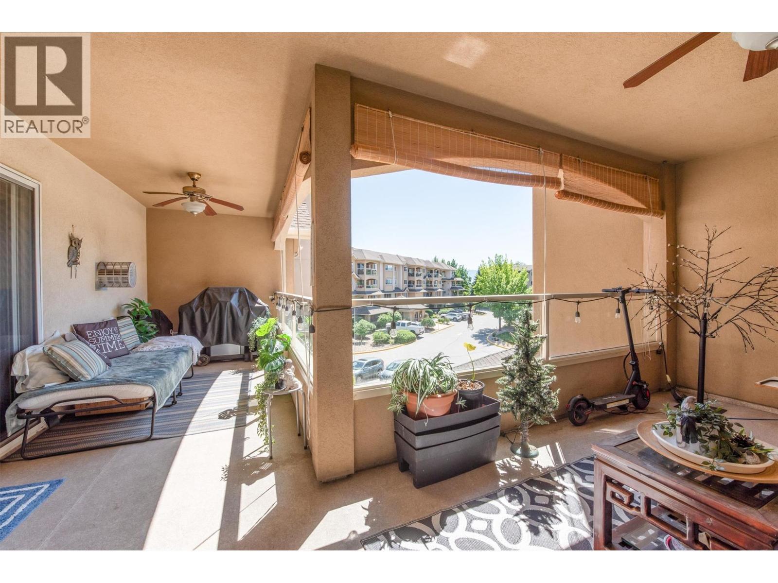 1964 Enterprise Way Unit# 309, Kelowna, BC - Indoor Photo Showing Living Room