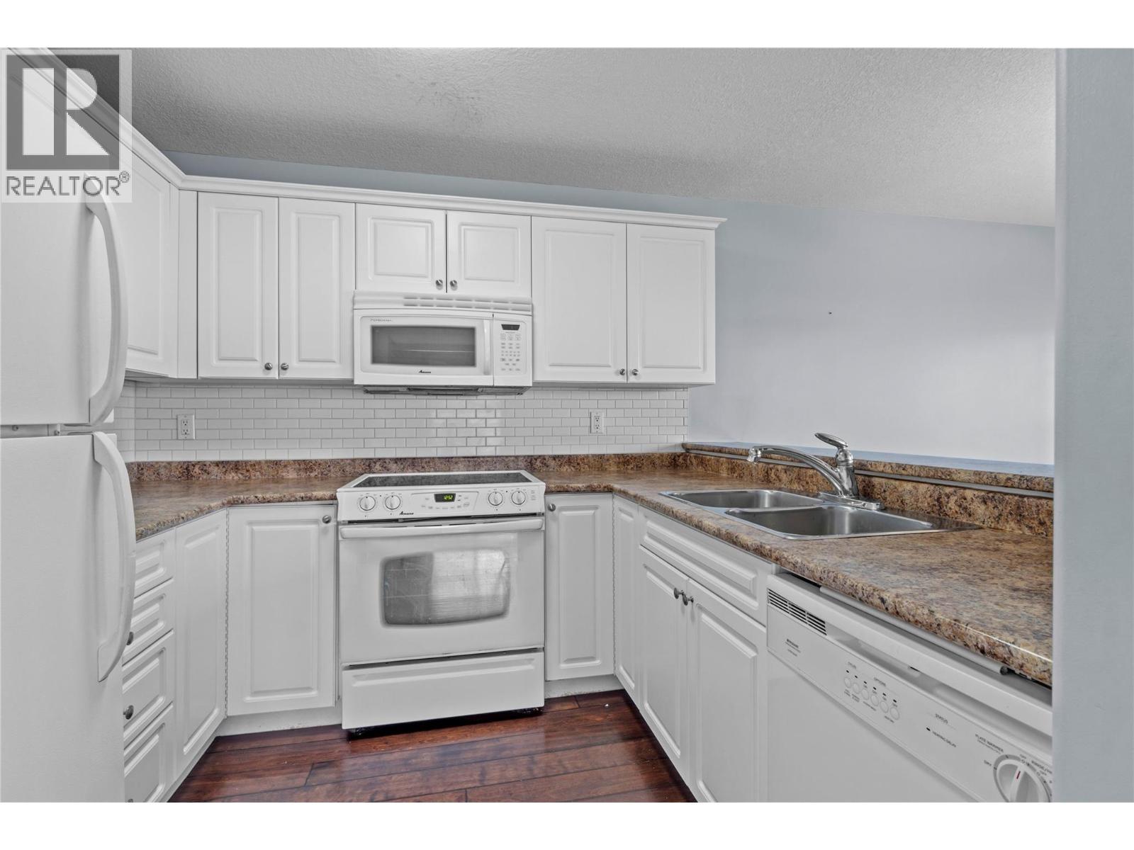 875 Sahali Terrace Unit# 310 Lot# 42, Kamloops, BC - Indoor Photo Showing Kitchen With Double Sink