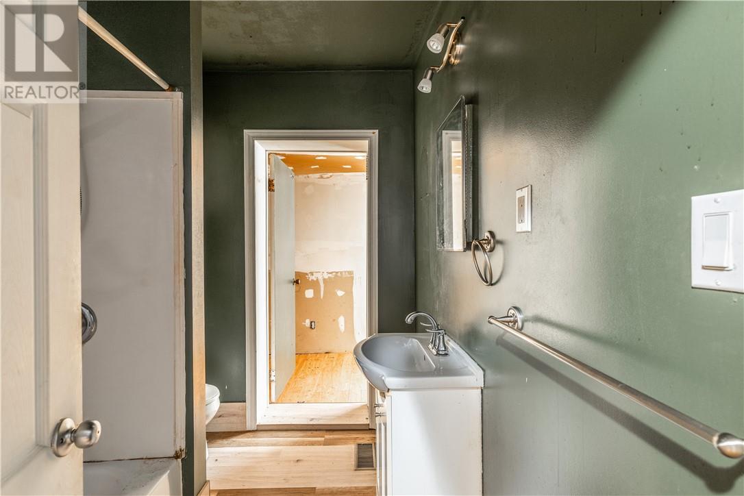 13 Arnold, Lively, ON - Indoor Photo Showing Laundry Room