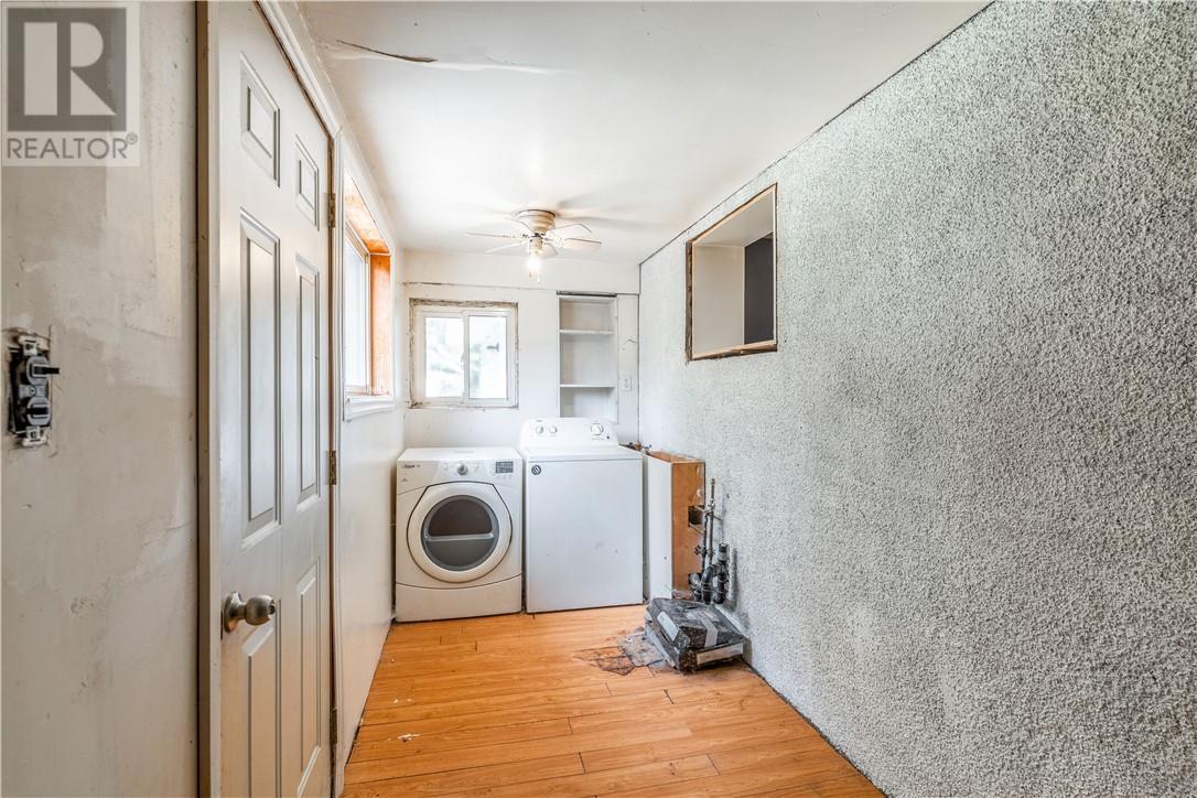 13 Arnold, Lively, ON - Indoor Photo Showing Laundry Room