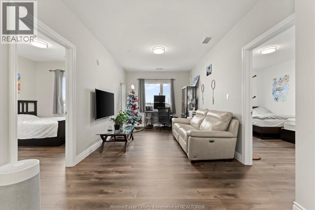 1900 6Th Concession Road Unit# 312, Windsor, ON - Indoor Photo Showing Living Room