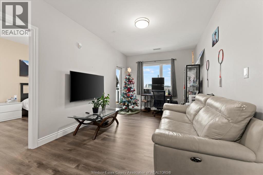 1900 6Th Concession Road Unit# 312, Windsor, ON - Indoor Photo Showing Living Room