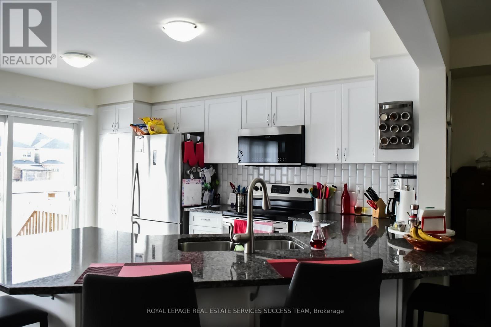 Kitchen - bar - 230 Waterbrook Lane, Kitchener, ON - Indoor Photo Showing Kitchen