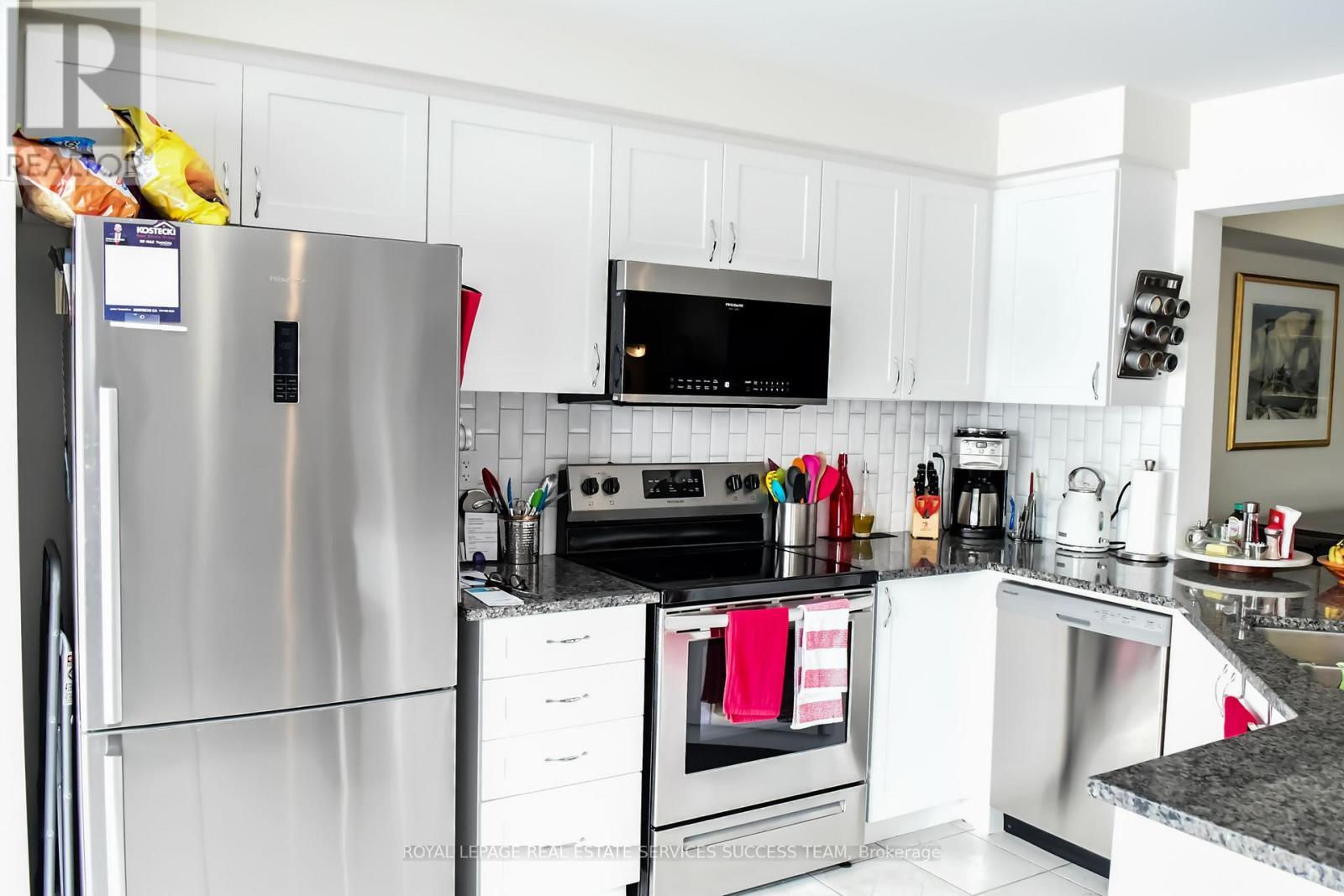 kitchen - 230 Waterbrook Lane, Kitchener, ON - Indoor Photo Showing Kitchen With Stainless Steel Kitchen