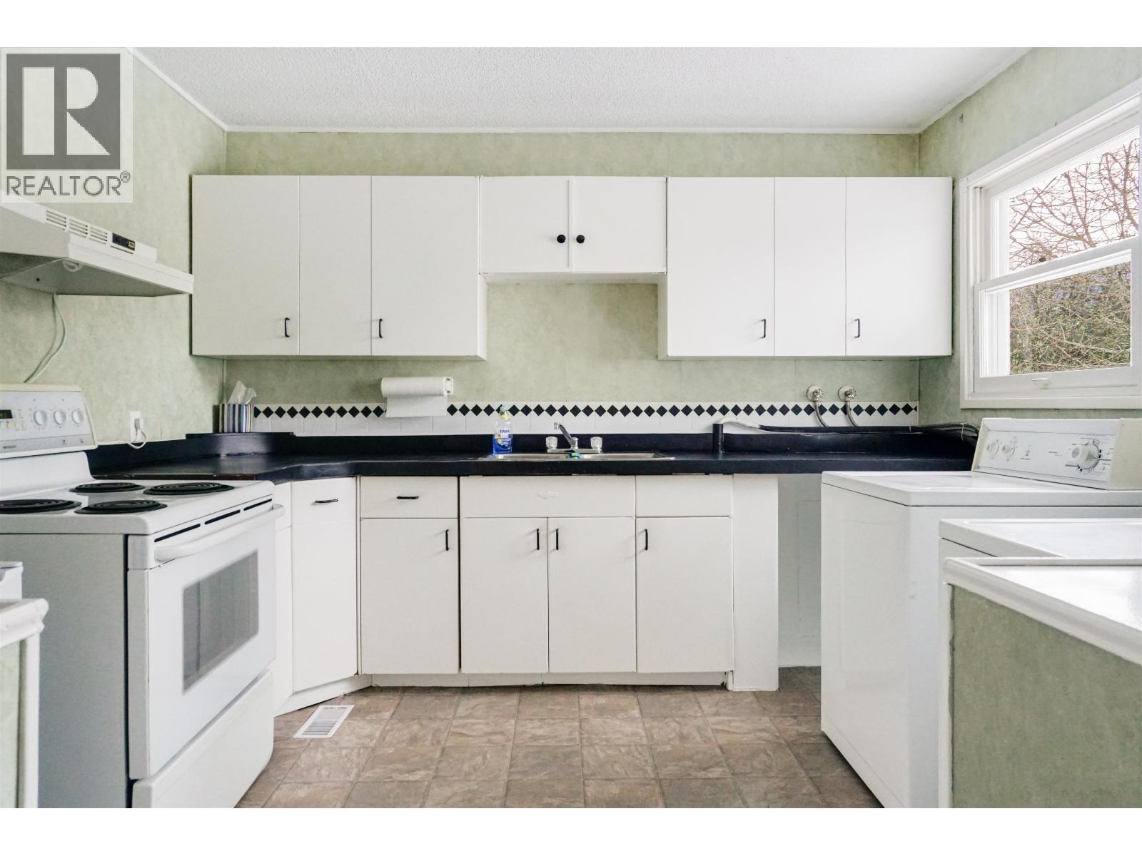 105 Lillooet Crescent, Kitimat, BC - Indoor Photo Showing Kitchen