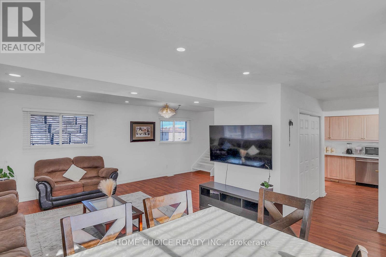 144 Fraser Street, Bradford West Gwillimbury, ON - Indoor Photo Showing Living Room