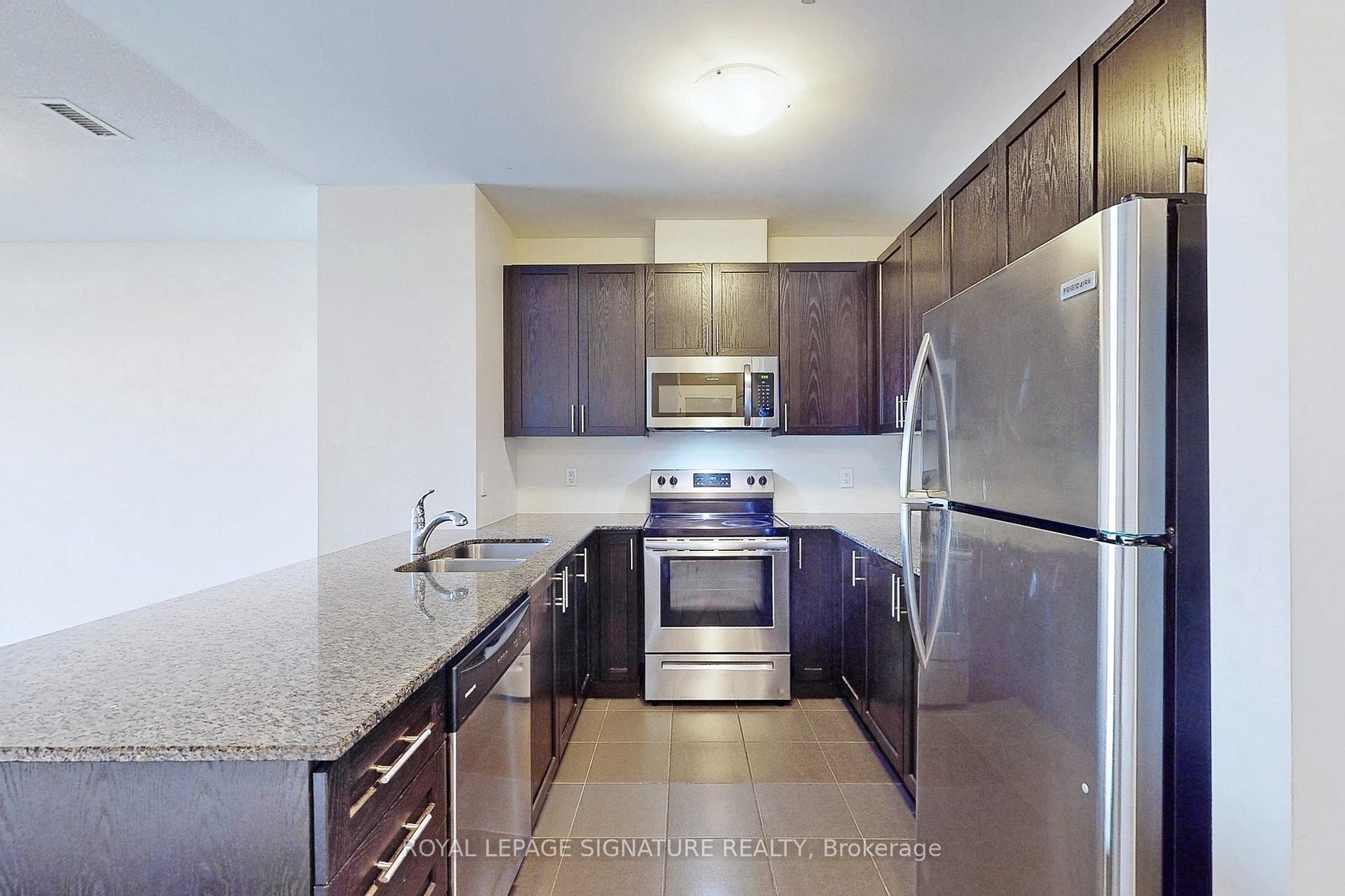 433-7325 Markham Road, Markham, ON - Indoor Photo Showing Kitchen With Double Sink With Upgraded Kitchen