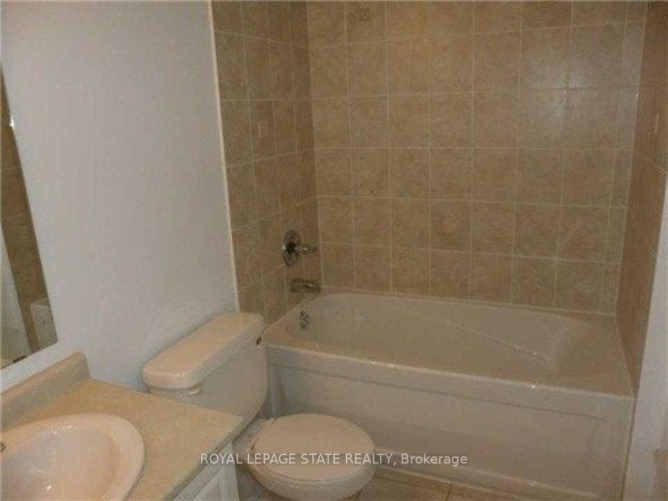 301-2772 Keele Street, Toronto, ON - Indoor Photo Showing Bathroom