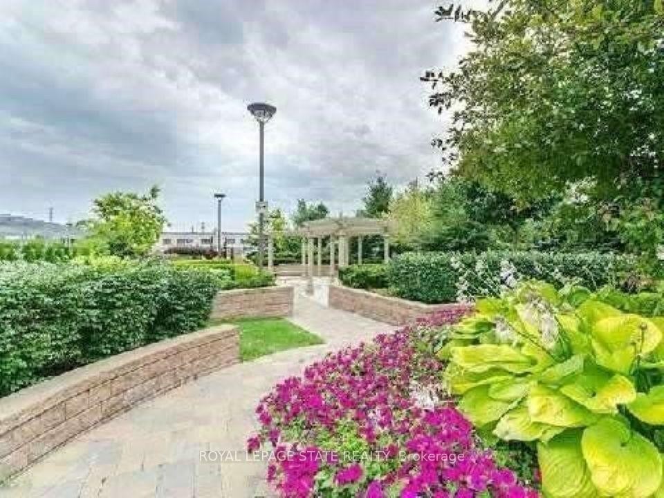 301-2772 Keele Street, Toronto, ON - Outdoor