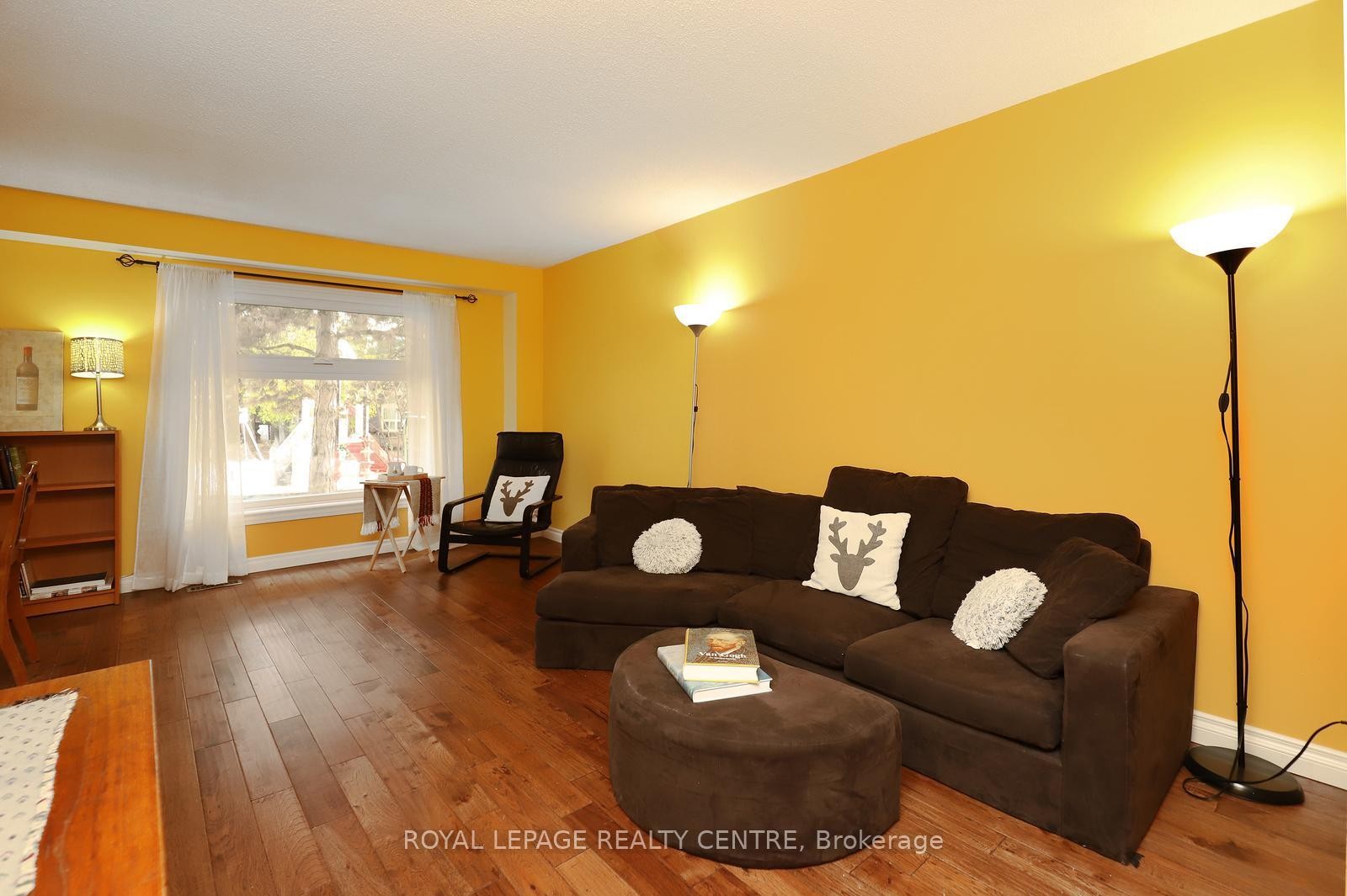 61-1214 Kirstie Court, Oakville, ON - Indoor Photo Showing Living Room