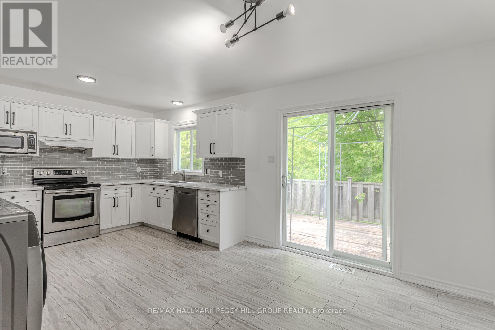 Upper - 32 54Th Street S, Wasaga Beach, ON - Indoor Photo Showing Kitchen