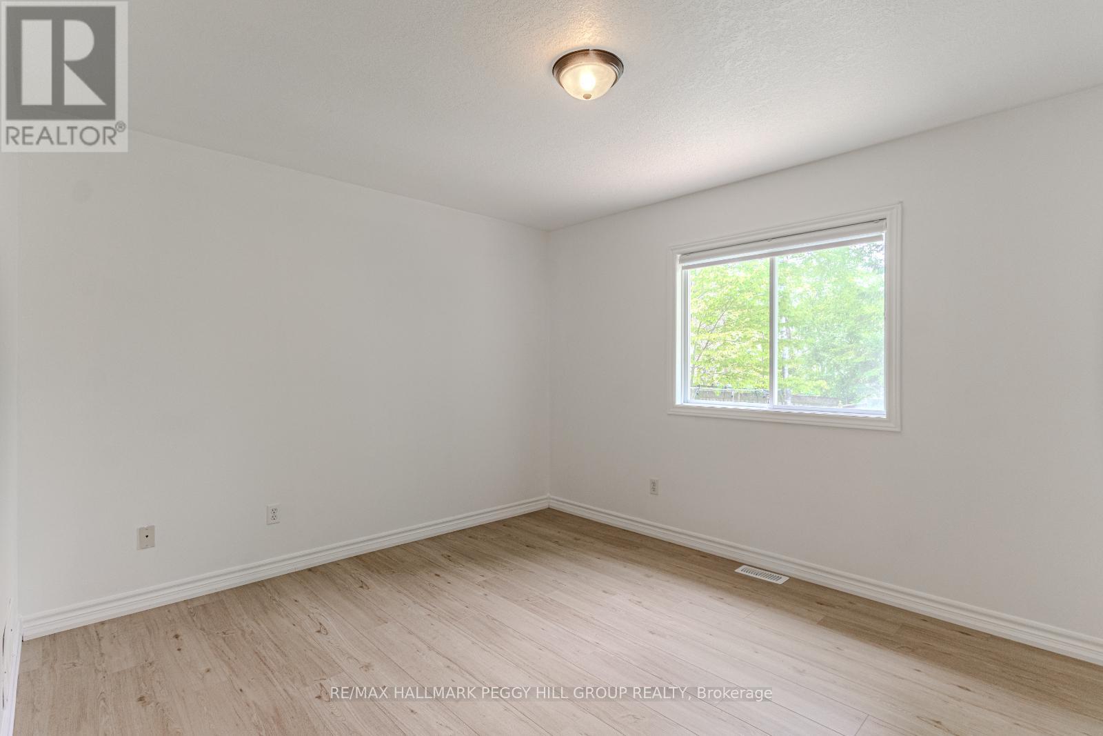 Upper - 32 54Th Street S, Wasaga Beach, ON - Indoor Photo Showing Other Room