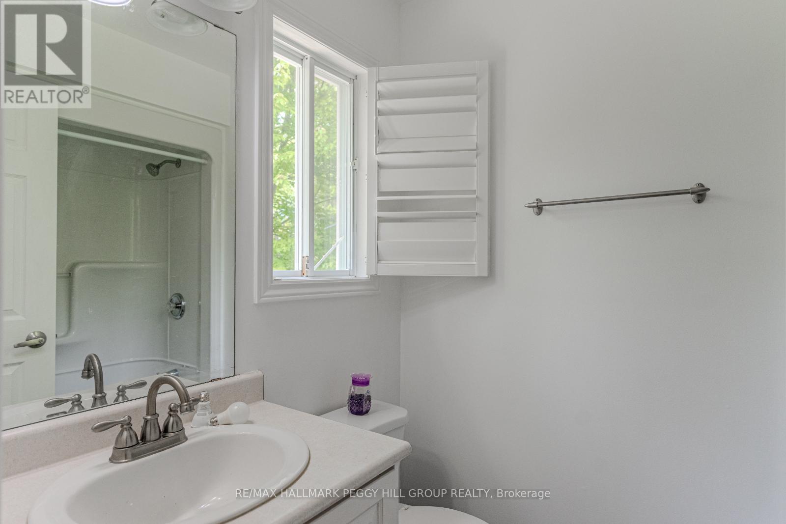 Upper - 32 54Th Street S, Wasaga Beach, ON - Indoor Photo Showing Bathroom