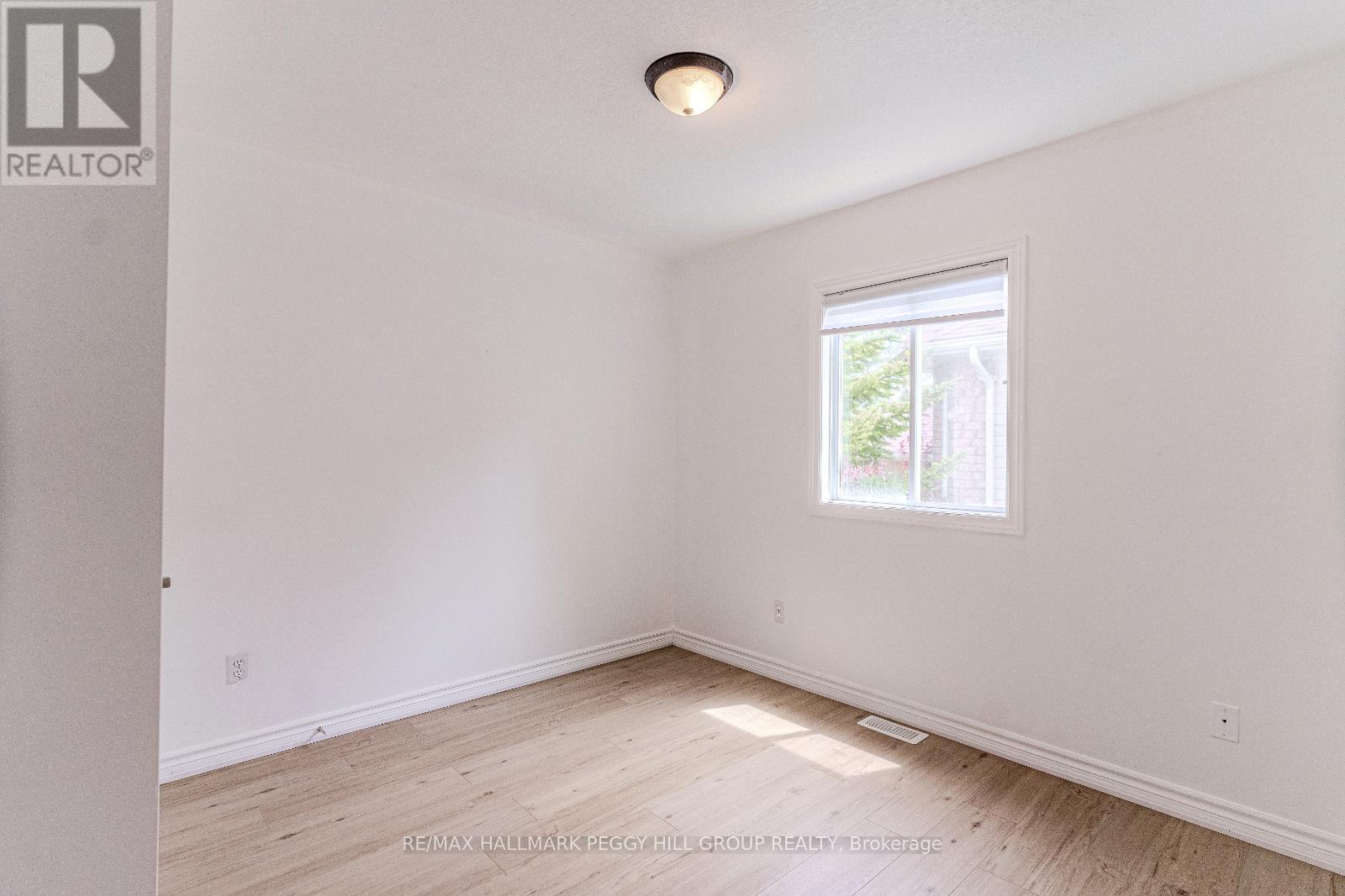 Upper - 32 54Th Street S, Wasaga Beach, ON - Indoor Photo Showing Other Room