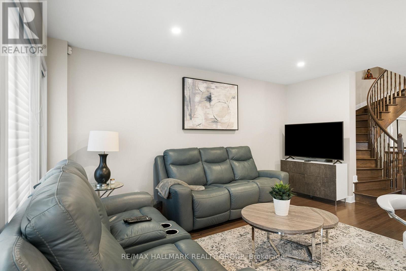 311 Travis Street, Ottawa, ON - Indoor Photo Showing Living Room