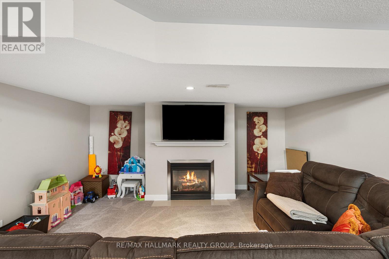 311 Travis Street, Ottawa, ON - Indoor Photo Showing Living Room With Fireplace