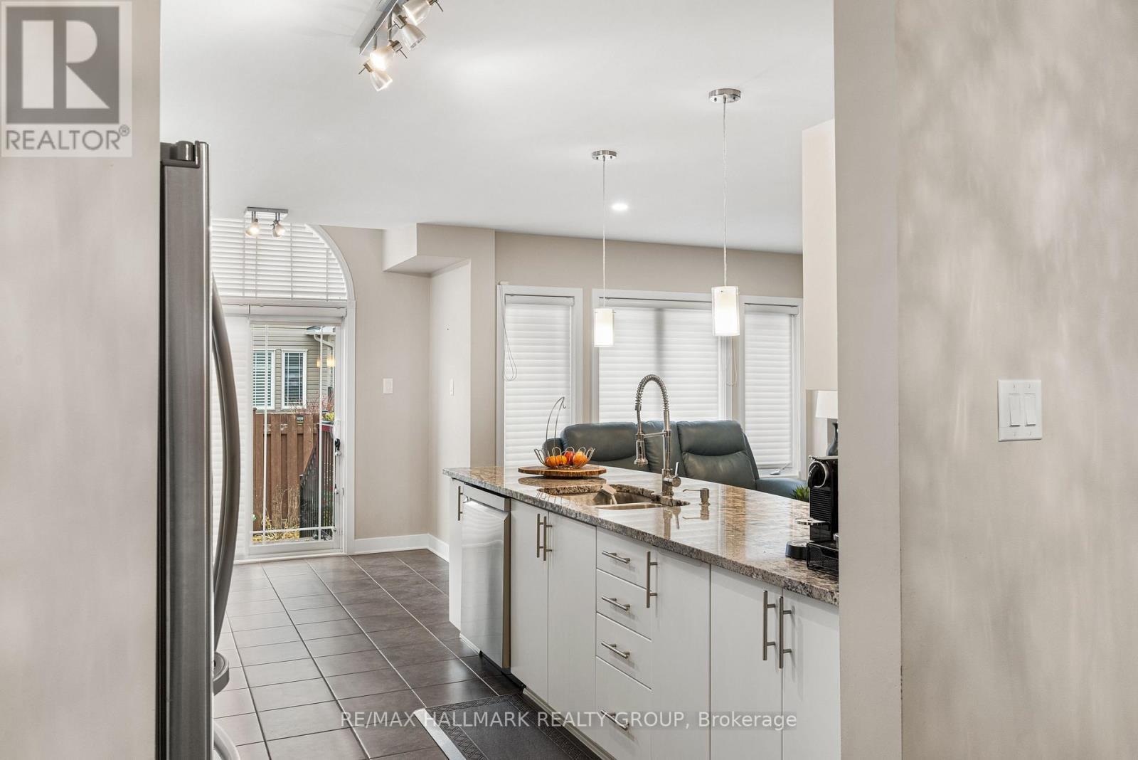 311 Travis Street, Ottawa, ON - Indoor Photo Showing Kitchen With Upgraded Kitchen