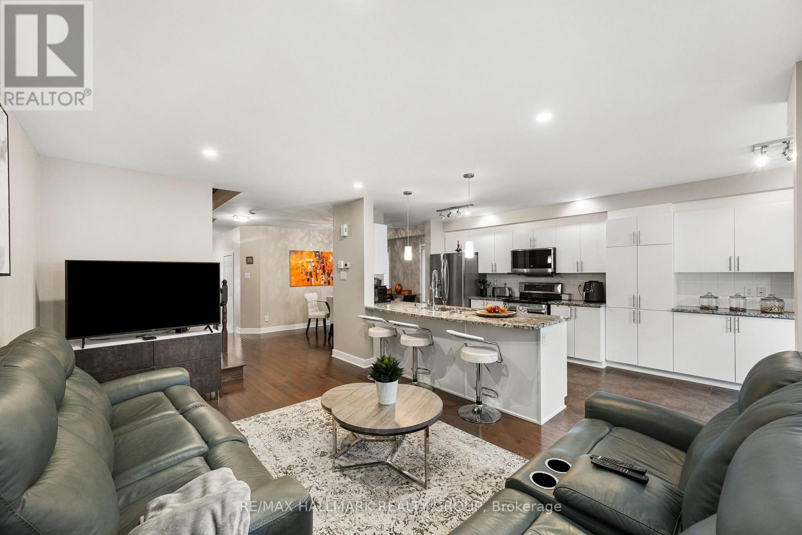 311 Travis Street, Ottawa, ON - Indoor Photo Showing Living Room