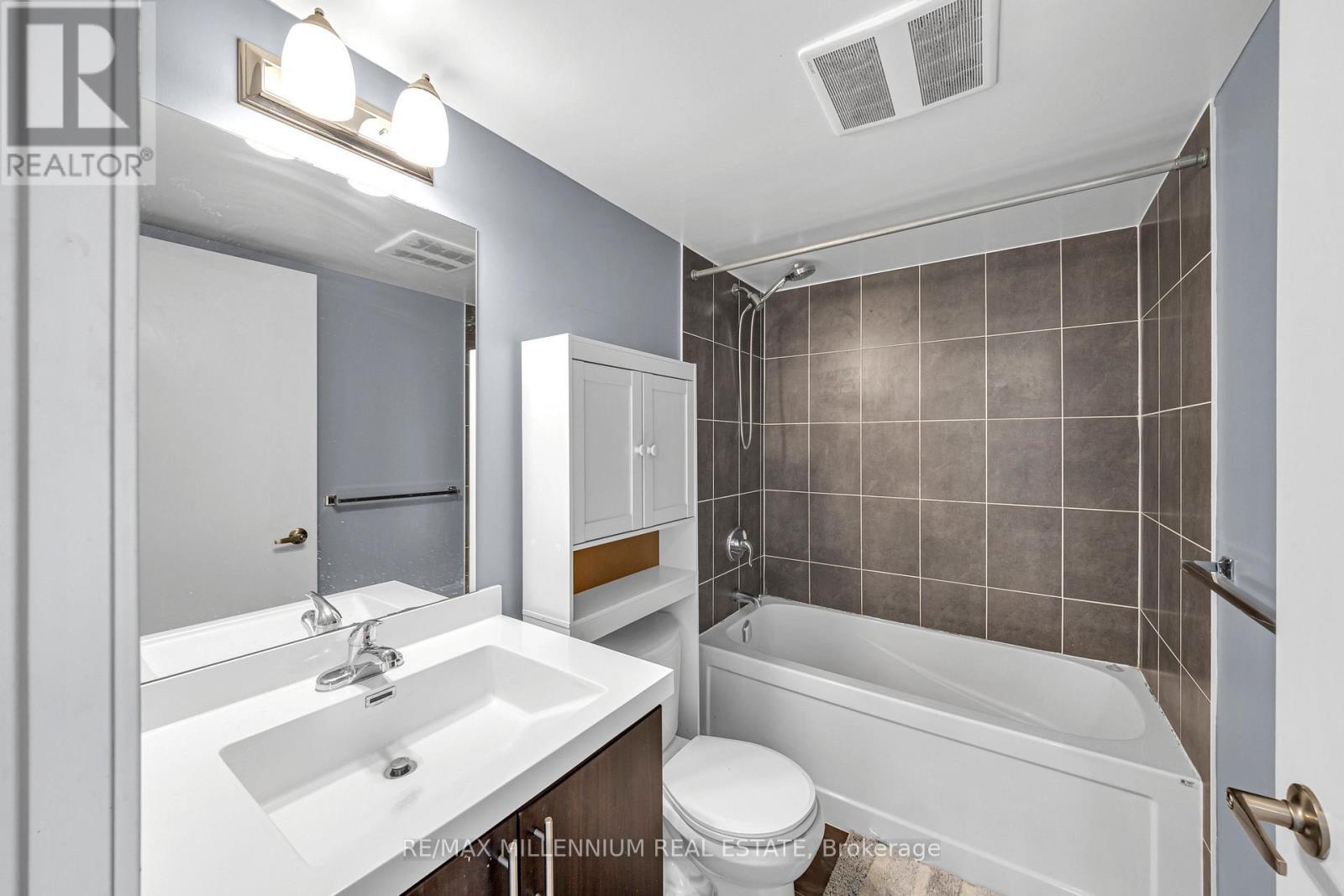 908 - 1410 Dupont Street, Toronto, ON - Indoor Photo Showing Bathroom
