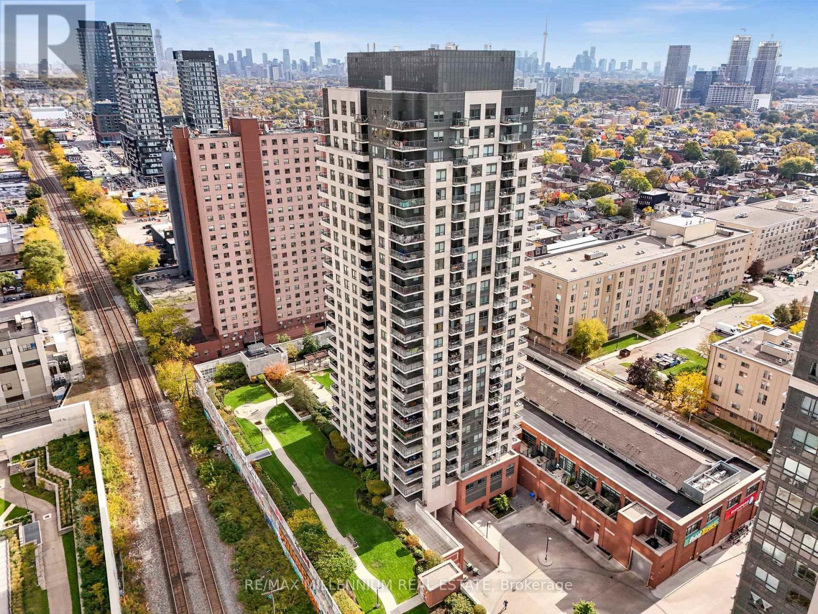 908 - 1410 Dupont Street, Toronto, ON - Outdoor