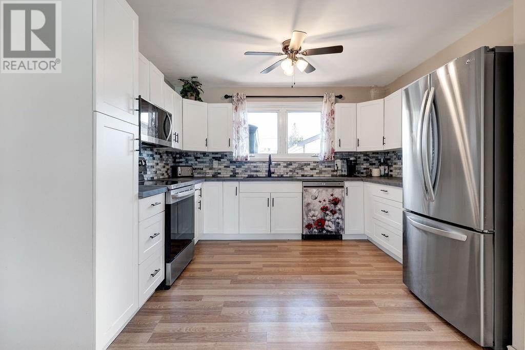 3122 Leo Avenue, Val Caron, ON - Indoor Photo Showing Kitchen