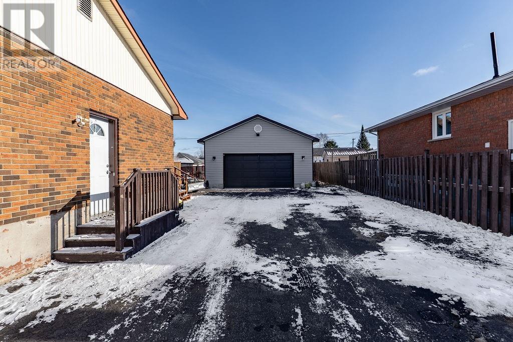 3122 Leo Avenue, Val Caron, ON - Outdoor With Exterior