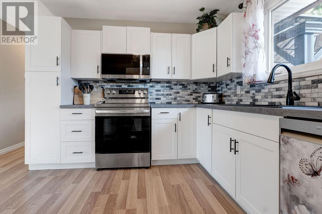 3122 Leo Avenue, Val Caron, ON - Indoor Photo Showing Kitchen