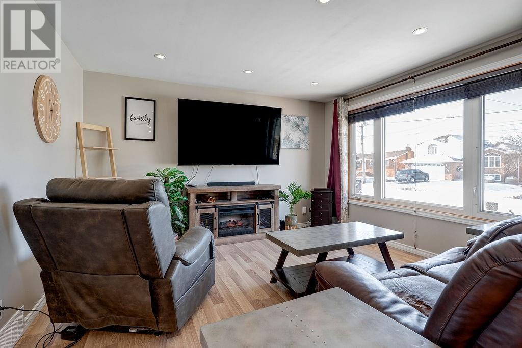 3122 Leo Avenue, Val Caron, ON - Indoor Photo Showing Living Room
