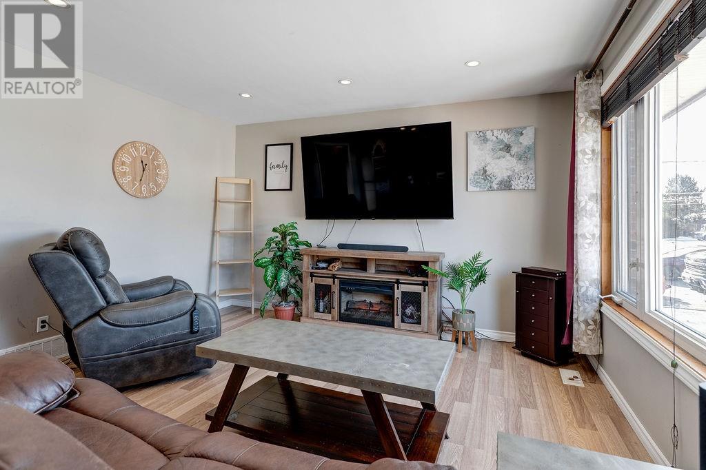 3122 Leo Avenue, Val Caron, ON - Indoor Photo Showing Living Room