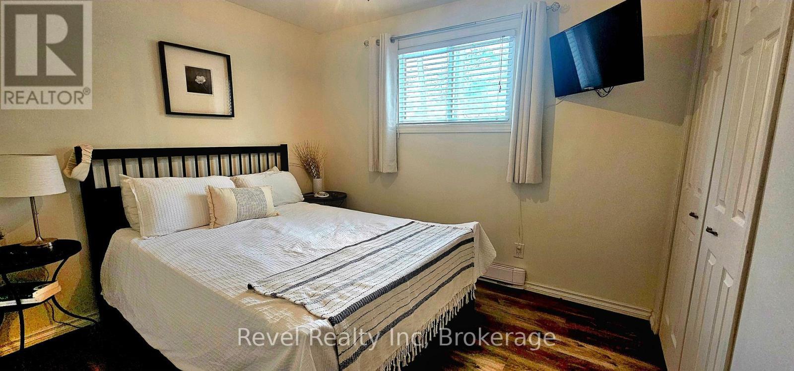 110 Wolfe Trail, Tiny, ON - Indoor Photo Showing Bedroom