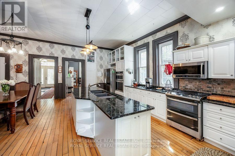 60 King Street W, Cavan Monaghan (Millbrook Village), ON - Indoor Photo Showing Kitchen With Double Sink With Upgraded Kitchen