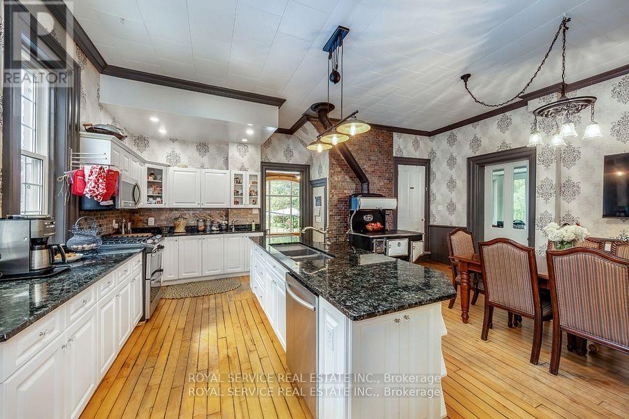 60 King Street W, Cavan Monaghan (Millbrook Village), ON - Indoor Photo Showing Kitchen With Double Sink With Upgraded Kitchen