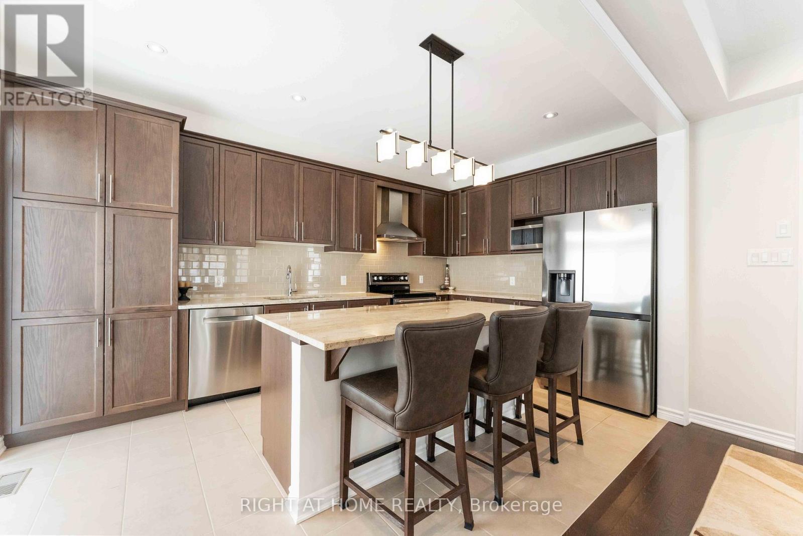 369 Autumnfield Street, Ottawa, ON - Indoor Photo Showing Kitchen With Upgraded Kitchen