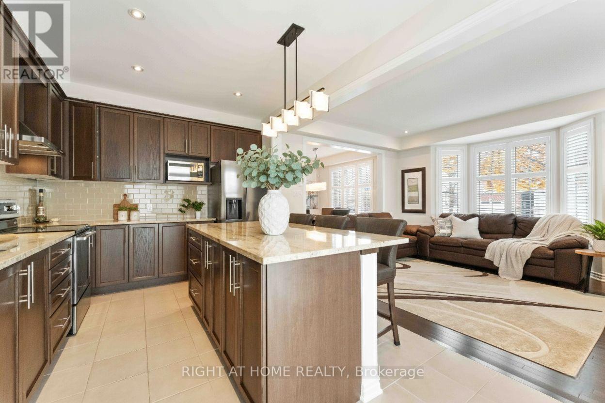 369 Autumnfield Street, Ottawa, ON - Indoor Photo Showing Kitchen With Upgraded Kitchen