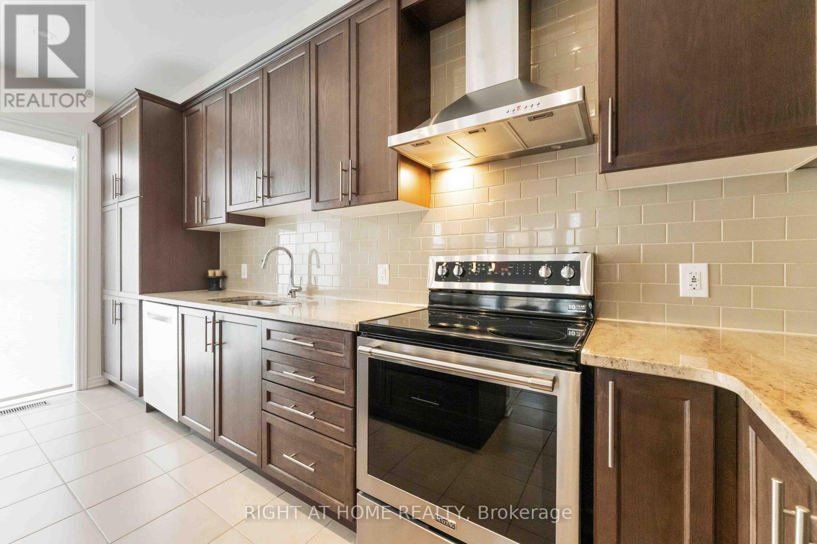 369 Autumnfield Street, Ottawa, ON - Indoor Photo Showing Kitchen