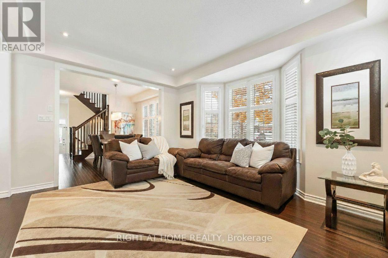 369 Autumnfield Street, Ottawa, ON - Indoor Photo Showing Living Room