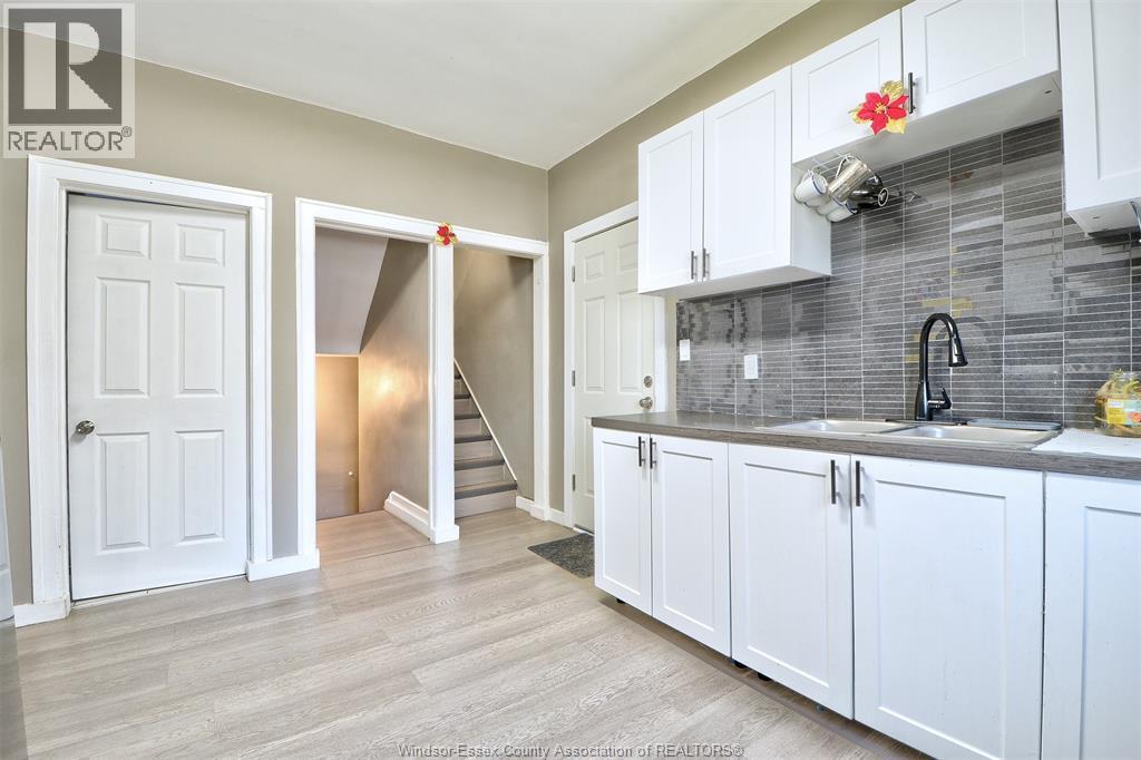 3264 Baby Street, Windsor, ON - Indoor Photo Showing Kitchen