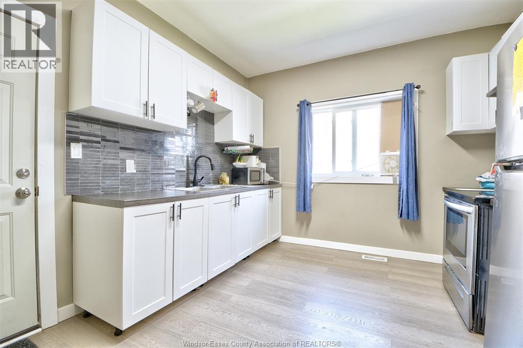 3264 Baby Street, Windsor, ON - Indoor Photo Showing Kitchen
