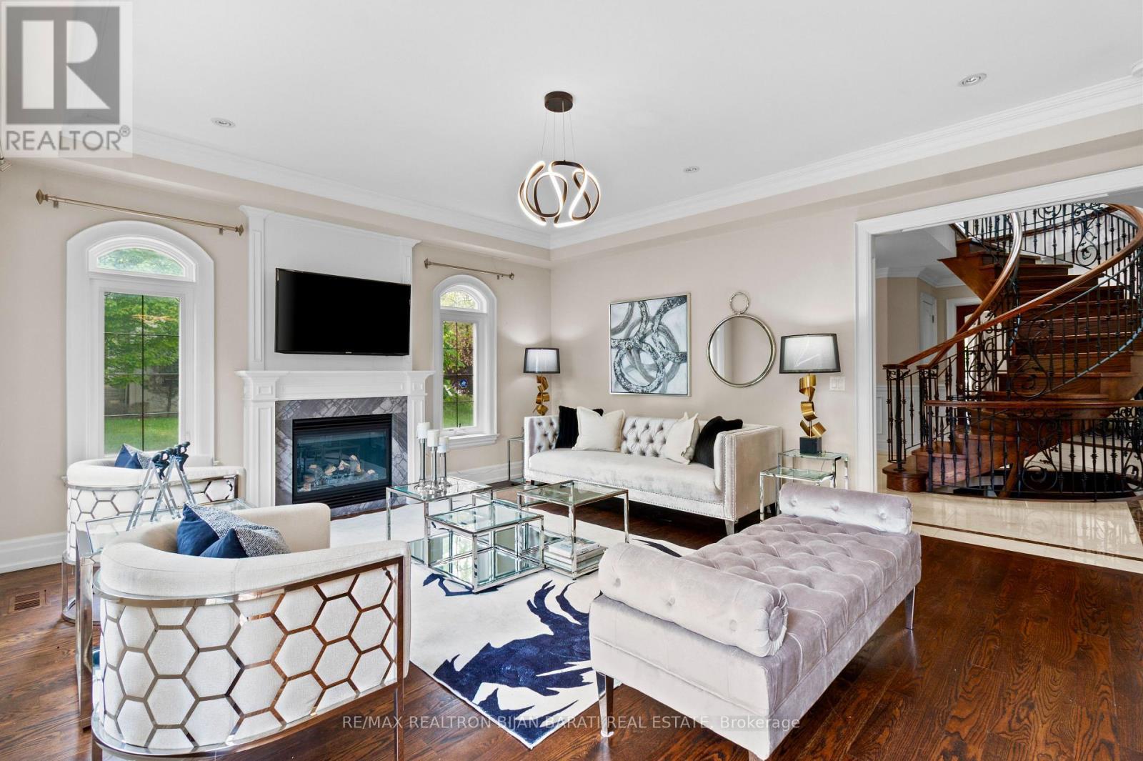 221 Elmwood Avenue, Toronto, ON - Indoor Photo Showing Living Room With Fireplace