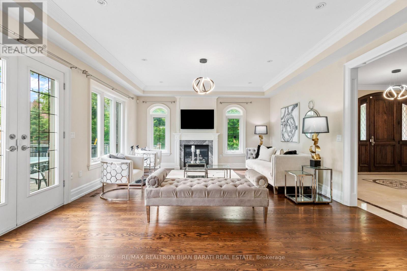 221 Elmwood Avenue, Toronto, ON - Indoor Photo Showing Living Room With Fireplace