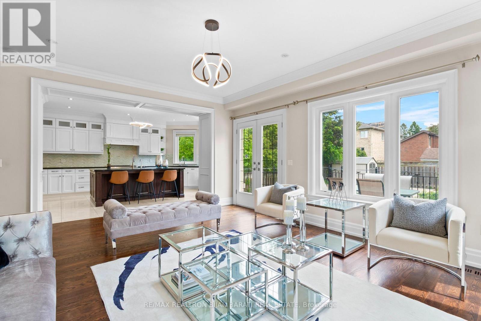 221 Elmwood Avenue, Toronto, ON - Indoor Photo Showing Living Room